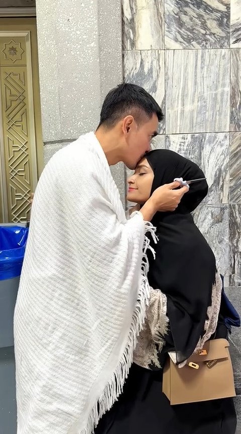 Potret Putri Zulhas Jalani Umroh dengan Zumi Zola Usai Resmi Menikah