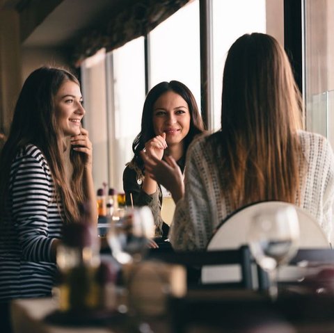 6 Cara Memulai Obrolan Tanpa Canggung dan Basa-Basi Fisik, Dijamin Langsung Nyambung!