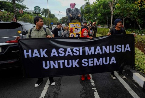 FOTO: Hari HAM Sedunia, Massa Berbagai Elemen Long March ke Kantor Komnas HAM