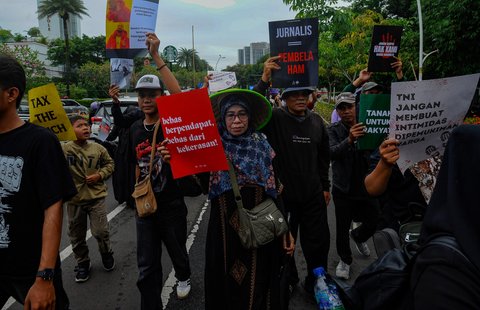 FOTO: Hari HAM Sedunia, Massa Berbagai Elemen Long March ke Kantor Komnas HAM