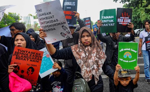 FOTO: Hari HAM Sedunia, Massa Berbagai Elemen Long March ke Kantor Komnas HAM