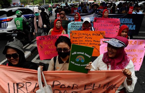 FOTO: Hari HAM Sedunia, Massa Berbagai Elemen Long March ke Kantor Komnas HAM