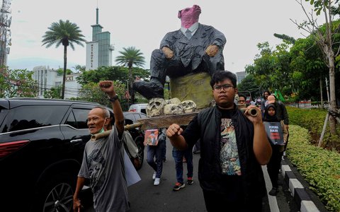 FOTO: Hari HAM Sedunia, Massa Berbagai Elemen Long March ke Kantor Komnas HAM