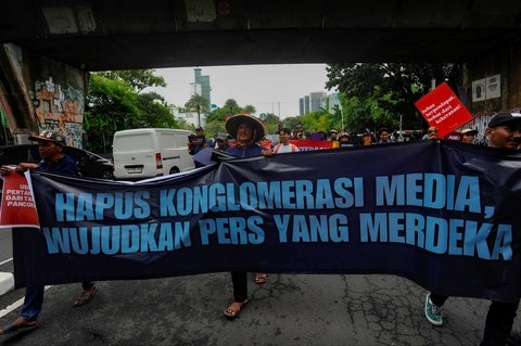 FOTO: Hari HAM Sedunia, Massa Berbagai Elemen Long March ke Kantor Komnas HAM