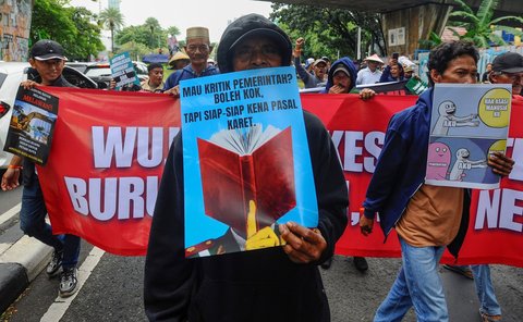 FOTO: Hari HAM Sedunia, Massa Berbagai Elemen Long March ke Kantor Komnas HAM