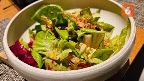 Minyak zaitun bermanfaat untuk kesehatan jantung dan pencernaan Namun, mengonsumsinya dengan diminum langsung dalam jumlah besar tidak diperlukan (Ilustrasi by AI)