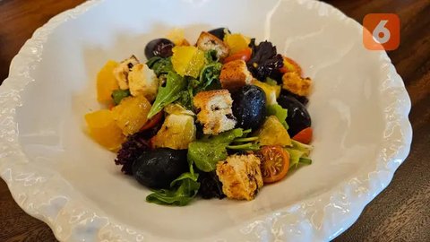 Minyak zaitun bermanfaat untuk kesehatan jantung dan pencernaan Namun, mengonsumsinya dengan diminum langsung dalam jumlah besar tidak diperlukan (Ilustrasi by AI)