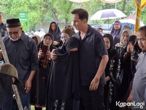 Keputusan ini diambil karena keinginan almarhumah sendiri semasa hidup. Kata Andhika, kepergian Gilang sempat membuat kondisi kesehatan ibunya menjadi naik turun.