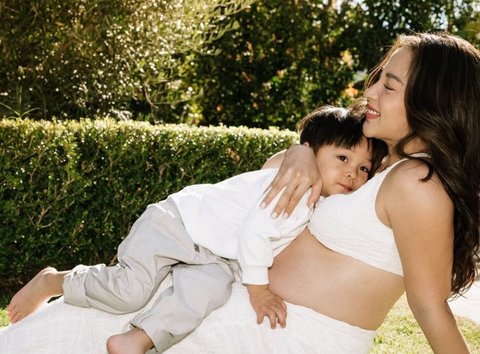 Kehangatan Keluarga Nikita Willy di Maternity Shoot, 39 Minggu yang Penuh Harapan