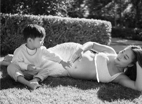 Kehangatan Keluarga Nikita Willy di Maternity Shoot, 39 Minggu yang Penuh Harapan