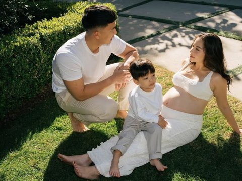 Kehangatan Keluarga Nikita Willy di Maternity Shoot, 39 Minggu yang Penuh Harapan