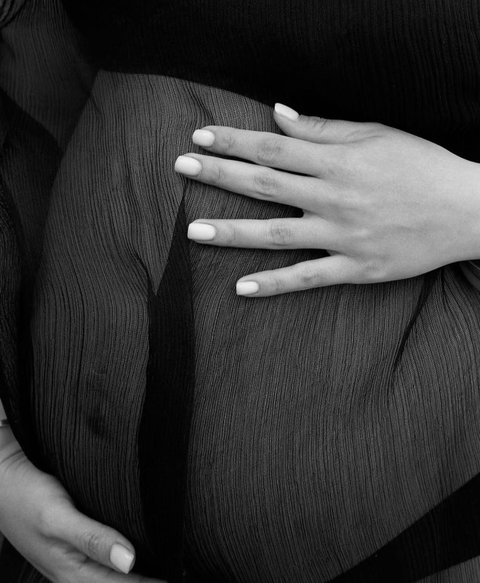 Kehangatan Keluarga Nikita Willy di Maternity Shoot, 39 Minggu yang Penuh Harapan