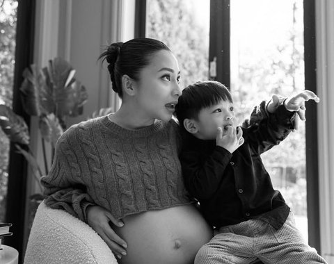 Kehangatan Keluarga Nikita Willy di Maternity Shoot, 39 Minggu yang Penuh Harapan