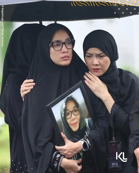 Pemakaman Ibu Ussy Sulistiawaty, Andhika Antar Mertua ke Liang Lahat (Sumber:Kapanlagi.com/Budy Santoso)