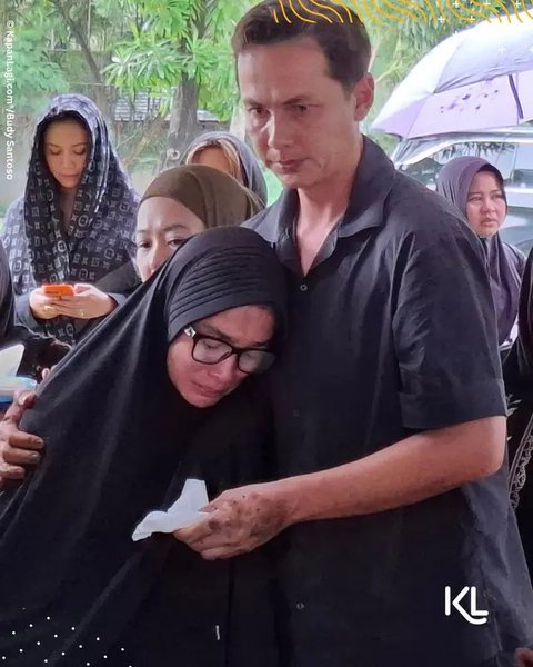 Pemakaman Ibu Ussy Sulistiawaty, Andhika Antar Mertua ke Liang Lahat (Sumber:Kapanlagi.com/Budy Santoso)