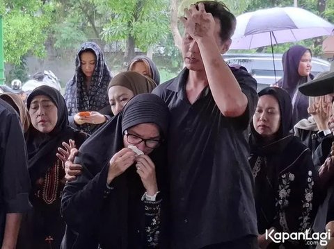 Pemakaman Ibu Ussy Sulistiawaty, Andhika Antar Mertua ke Liang Lahat (Sumber:Kapanlagi.com/Budy Santoso)