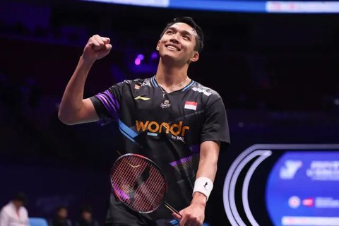 Tunggal putri Indonesia Gregoria Mariska Tunjung dipaksa bermain rubber game oleh wakil tuan rumah Line Hojmark Kjaersfeldt pada babak 32 besar Denmark Open 2024. Gregoria menang 21-1