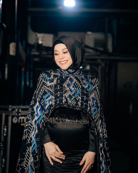 Resmi Menyandang Gelar Sarjana, Baby Bump Lesti Kejora di Momen Wisuda Curi Perhatian