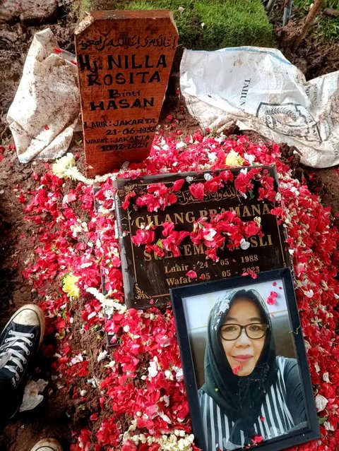 Andhika Pratama di pemakaman Nilla Rosita ibunda Ussy Sulistiawaty. (Dok. via M. Altaf Jauhar)