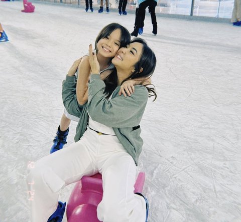 7 Potret Gisel dan Gempi Tunjukkan Kekompakan Saat Ice Skating, Begini Keseruannya!