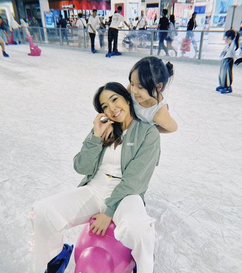 7 Potret Gisel dan Gempi Tunjukkan Kekompakan Saat Ice Skating, Begini Keseruannya!