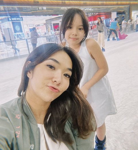 7 Potret Gisel dan Gempi Tunjukkan Kekompakan Saat Ice Skating, Begini Keseruannya!