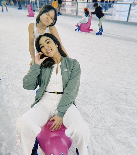 7 Potret Gisel dan Gempi Tunjukkan Kekompakan Saat Ice Skating, Begini Keseruannya!
