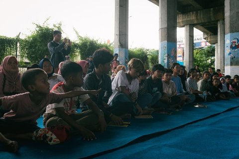 Andien mengaku haru saat menginjakkan kaki di sana. Telihat para anak di kampung tersebut begitu berbinar menyambut kesempatan untuk bersekolah.