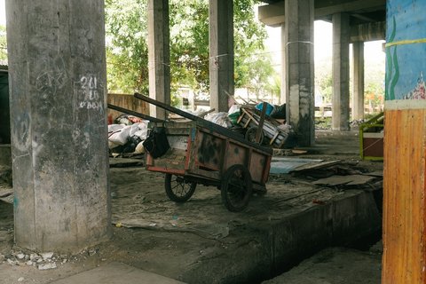 Kondisi diperparah dengan banyaknya tumpukan barang bekas yang ironis nya jadi mata pencaharian sebagian besar penduduk kampung tersebut.