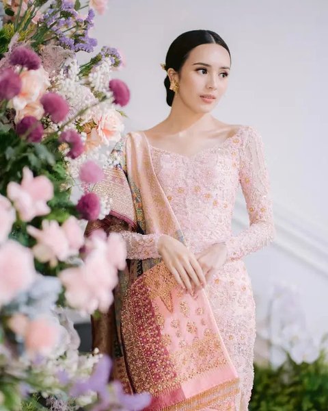 Mulai dari Beby Tsabina hingga Febby Rastanti, berikut potret gaya kebaya modern artis saat lamaran 2024.