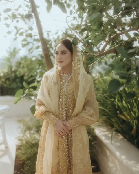 Mulai dari Beby Tsabina hingga Febby Rastanti, berikut potret gaya kebaya modern artis saat lamaran 2024.