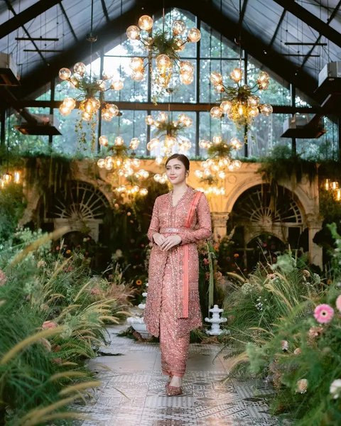 Mulai dari Beby Tsabina hingga Febby Rastanti, berikut potret gaya kebaya modern artis saat lamaran 2024.