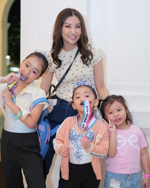 Cantik & Berprestasi, Potret Thalia & Thania Dapat Medali saat Ikut Kompetisi Balet - Sarwendah dan Ruben Onsu Bangga