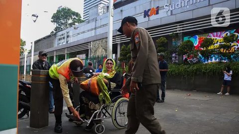 Fasilitas dan layanan khusus bagi disabilitas dan para lanjut usia disediakan sejak masuk ke area stasiun. (Liputan6.com/Angga Yuniar)
