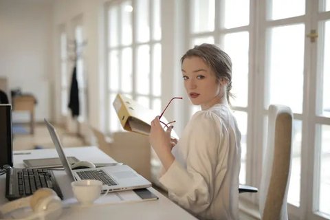 tips agar percaya diri Ilustrasi dibuat AI