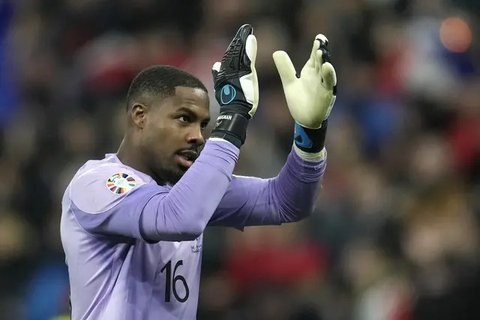 Kiper Manchester United, Andre Onana saat menghadapi Wolverhampton Wanderers pada laga pekan ke-22 Premier League 2023/2024 di Molineux Stadium, Wolverhampton, Kamis (1/2/2024). (AP Photo/