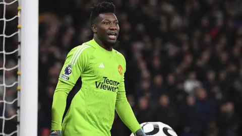 Kiper Manchester United, Andre Onana saat menghadapi Wolverhampton Wanderers pada laga pekan ke-22 Premier League 2023/2024 di Molineux Stadium, Wolverhampton, Kamis (1/2/2024). (AP Photo/
