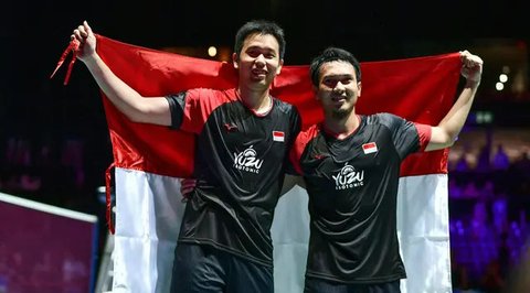 Mohammad Ahsan menggantung raketnya. (Instagram/king.chayra)