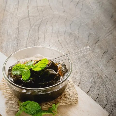 Ilustrasi es cincau lembut dan segar/copyright shutterstock.com/tyasindayanti