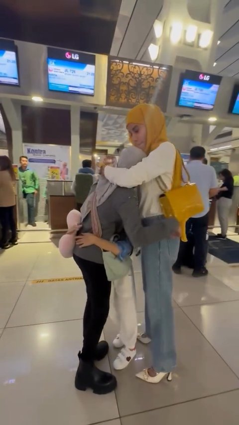 Momen Olla Ramlan dan Aufar Hutapea Antar Anak yang Akan Liburan ke Jepang