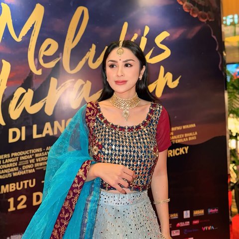 Potret Cantik Selvi Kitty Hadir di Gala Premier 'MELUKIS HARAPAN DI LANGIT INDIA'
