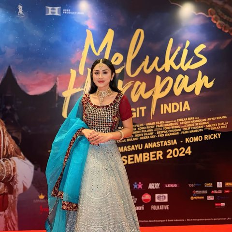 Potret Cantik Selvi Kitty Hadir di Gala Premier 'MELUKIS HARAPAN DI LANGIT INDIA'