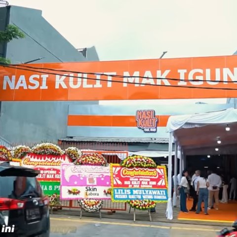 Potret Ayu Ting Ting & Ruben Onsu Hadiri Grand Opening Kedai Makan Ivan Gunawan, Cicip Makanan Lahap Banget