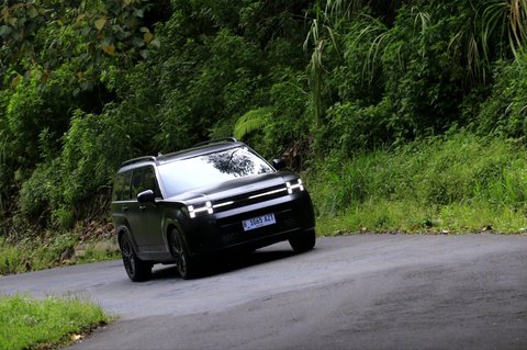 All New Hyundai Santa Fe melewati jalanan menanjak ketika digunakan dalam test drive dari Kota Bandung menuju kawasan Kawah Kamojang, Garut, Jawa Barat, pada 6 Desember 2024.