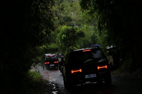 All New Hyundai Santa Fe melewati jalanan menanjak ketika digunakan dalam test drive dari Kota Bandung menuju kawasan Kawah Kamojang, Garut, Jawa Barat, pada 6 Desember 2024.