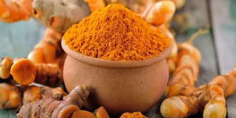 Masukkan dua sendok teh ke dalam sebuah teko yang telah berisi air panas/mendidih, kemudian diamkan beberapa menit sebelum menuangkannya ke dalam cangkir untuk dinikmati. Sumber : purewow.com