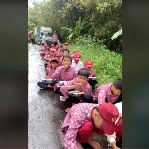 Anak-Anak Sekolah di Kampung Ini Begitu Asyik Makan Siang Gratis dari Program Presiden Prabowo