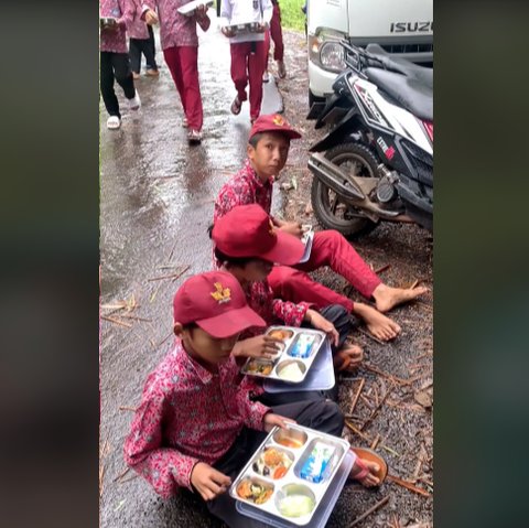 Anak-Anak Sekolah di Kampung Ini Begitu Asyik Makan Siang Gratis dari Program Presiden Prabowo