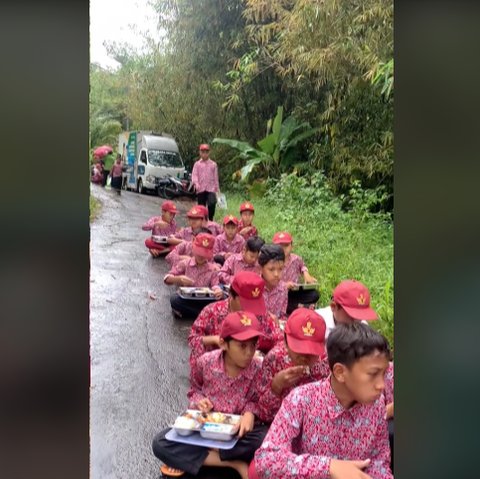 Anak-Anak Sekolah di Kampung Ini Begitu Asyik Makan Siang Gratis dari Program Presiden Prabowo