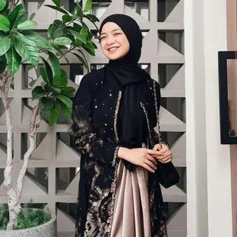 Pilihan Model Atasan Brokat Terbaru untuk Lebaran ala Selebriti, Tips Tampil Sederhana Namun Menawan